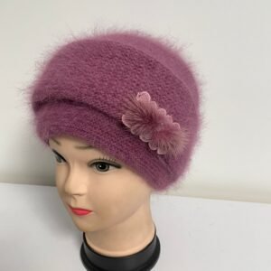 Căciulă Pufoasă de Iarnă cu Floare Broșă – Călduroasă & Elegantă