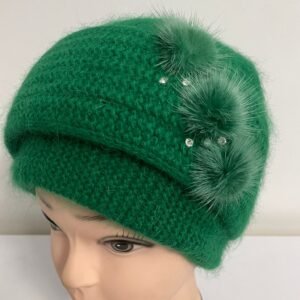 Căciulă Elegantă cu Pompoane Pufoase și Accesorii Strălucitoare